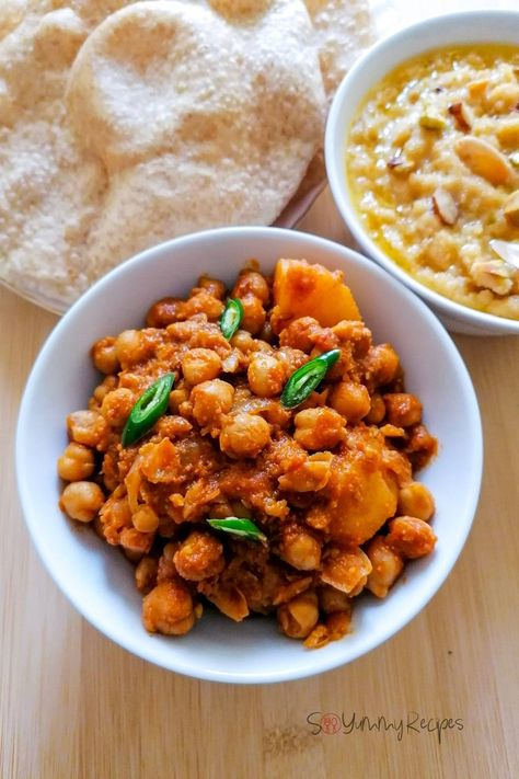 Chana Aloo, Chickpea And Potato, Crock Pot Curry, Curry With Potatoes, Chickpea And Potato Curry, Potato Curry Recipe, Aloo Curry, Hot Dish, Pakistani Style