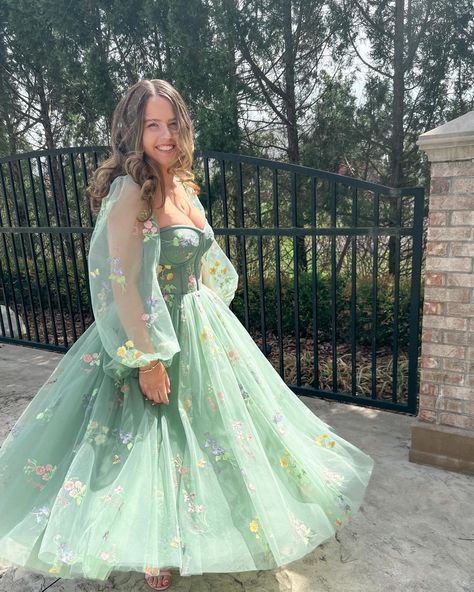 Cottagecore Grad Dress, Enchanted Garden Prom Dress Ideas, Bridesmaid Dresses Cottagecore, Prom Dresses Curvy, Cottage Core Prom Dress, Vestido Cottagecore, Prom Dresses Cottagecore, Cottagecore Gown, Cottagecore Prom Dress