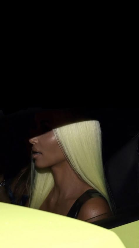 Kim Kardashian Wallpaper Kim Kardashian Hair Short, Paris Hilton And Kim Kardashian, Kim Kardashian Ponytail, Kim Kardashian Style Casual, Kim Kardashian Met Gala, Kardashian Wallpaper, Kardashian Met Gala, Kim Kardashian Blazer, Kim Kardashian 2012