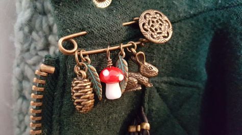 Cloak Pin Brooches, Ren Fest Jewelry, Ren Fair Jewelry, Ren Faire Trinket Trading Ideas, Yule Outfit, Yule Solstice, Fairy Gift Ideas, Fairy Toadstool, Rabbit Brooch