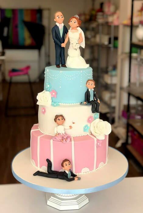 Cute Character Cakes | Character Wedding Cakes | Top 50 Wedding Cake Designers 2019 | GoHen.com #weddingcakes #weddingcaketoppers #weddingcakesunique  #charactercakes Flower Alter, Wedding Cake Centerpieces, Cartoon Wedding, Wedding Cake Options, Wedding Cake Tops, Black Wedding Cakes, Fresh Flower Cake, Wedding Treats, Themed Wedding Cakes