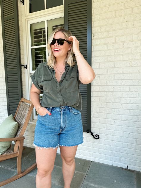 Loose Shorts Outfit Summer, Outfits With Bermuda Shorts, Mid Size Jean Shorts Outfit, Midsize Style Summer, Jean Shorts Outfit Summer Midsize, Arizona Outfits Summer, Casual Medium Wash Mid-thigh Bermuda Shorts, Denim Shorts Midsize, Summer Mid-rise Medium Wash Bermuda Shorts