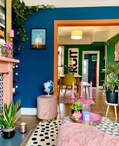 Colorful Walls, Retro Apartment, Wednesday Friends, Colorful House, Retro Bedrooms, Colourful Living Room, Boho Deco, Maximalism, Decoration Inspiration