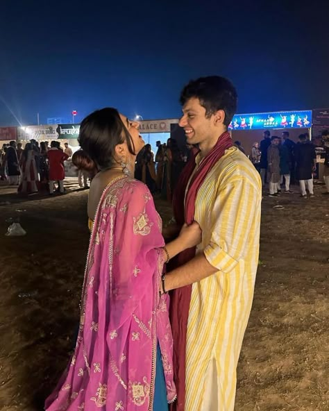 Garba Night Couple Aesthetic, Navaratri Couple Photo, Navratri Pic Ideas Couple, Navratri Couple Photos, Garba Couple Aesthetic, Navratri Couple Aesthetic, Navratri Pic Ideas, Garba Couple Pictures, Navratri Couple Pose