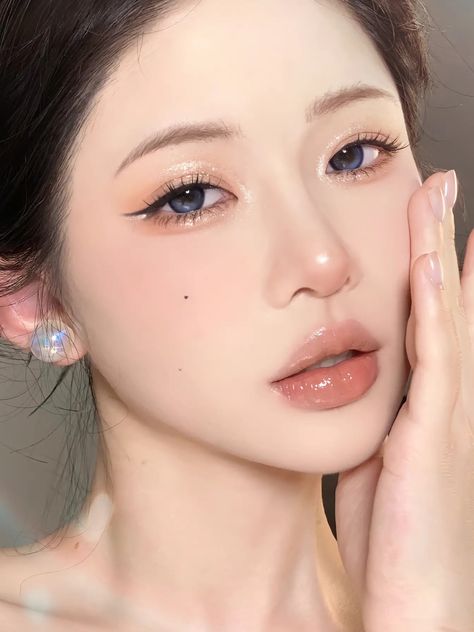 Cool Tone Makeup Korean, Cool Tone Makeup, Blone Hair, Tone Makeup, Asian Makeup Looks, Makeup Korean, Korean Winter, Chinese Makeup, Pretty Makeup Looks