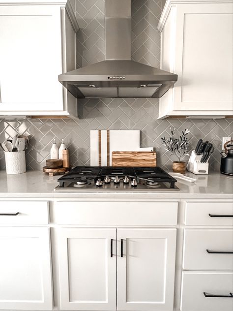 Behind Cooktop Decor, Picture Behind Stove, Behind Stove Decor, Stove Top Decor, Kitchen Stove Decor, Flat Top Stove, Stove Decor, Spanish Kitchen, Kitchen Countertop Decor