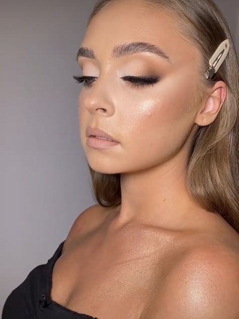 Beige Eyeshadow Looks, Beige Eyeshadow, Makeup Moodboard, Skincare Favorites, Lip Combos, Natural Glam Makeup, Party Makeup Looks, Graduation Makeup, Formal Makeup