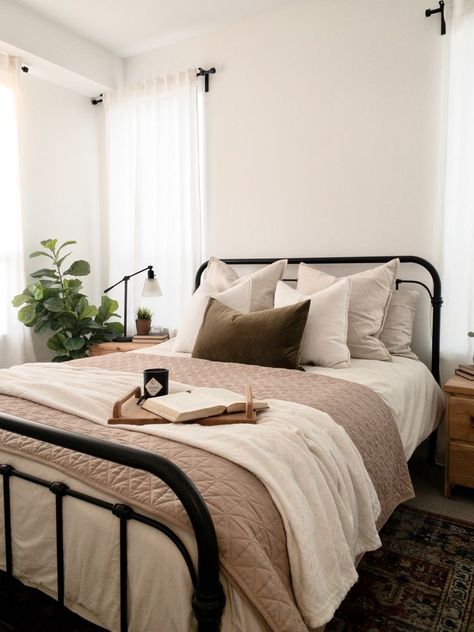 Bedding Ideas With Black Bed Frame, Bedroom Ideas Black Metal Bed Frame, Black Bedroom Frame, Metal Bed Bedding Ideas, Bed Frame Metal Modern, Styling Metal Bed Frame, Black Metal Bed Frame Master, Black Lamp Bedroom, Style Black Bed Frame