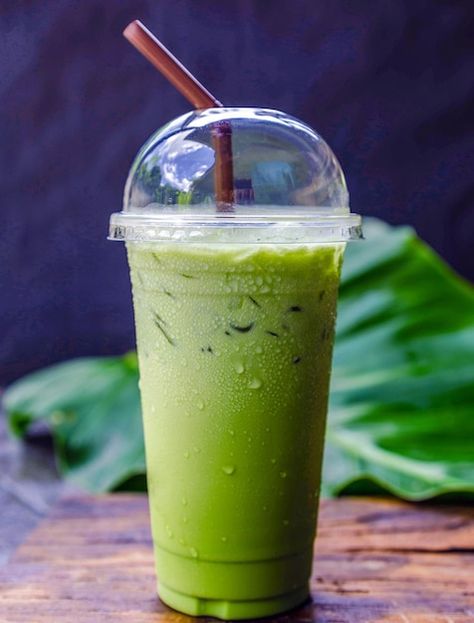 Iced matcha latte green tea with milk in... | Premium Photo #Freepik #photo #matcha-latte #ice-tea #ice-cup #frappe Minuman Macha, Avocado Milk Tea, Minuman Green Tea, Es Matcha, Minuman Cup, Thai Green Tea, Green Tea Aesthetic, Ice Green Tea, Pudding Packaging