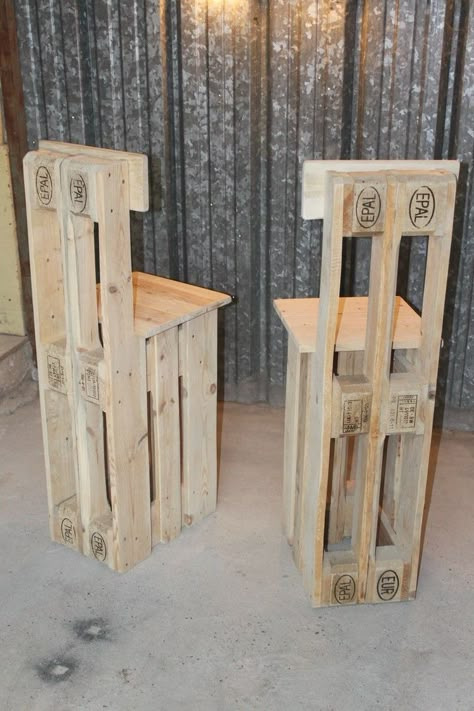 Pallet Bar Stools, Bar En Palette, Pallet Bar Diy, Pallet Patio Furniture, Kursi Bar, Pallet Patio, Wooden Pallet Furniture, Remodeling Kitchen, Pallet Creations