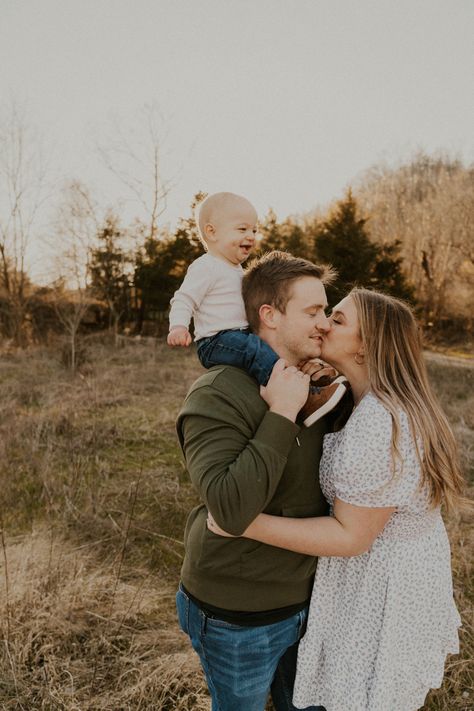 Single Family Photo Ideas, Engagement Photos With Children, Small Family Poses, Single Child Family Photos, Intimate Family Photos, Engagement Photos With Baby, Small Family Photos, Small Family, Small Family Photoshoot