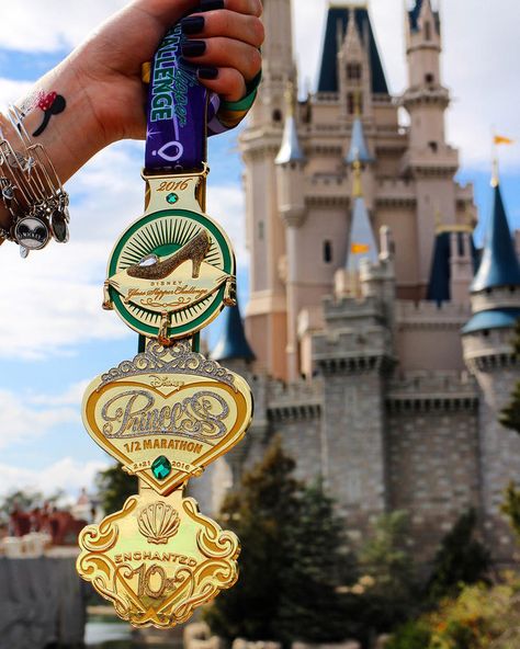 How To Get The Perfect RunDisney Bling Shot Disney Princess Marathon, Disney Cosplay Ideas, Disney 5k, Rundisney Princess, Disney Half Marathon, Walt Disney World Marathon, Disney Races, Disney Princess Half Marathon, Run Disney Costumes