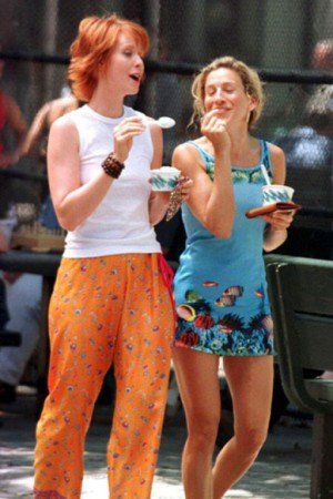 Pin for Later: 6 Times Carrie and Miranda Were Carrie and Miranda 6. And When They Shared a Laugh Miranda Hobbes, Sara Jessica Parker, Carrie Bradshaw Outfits, Carrie Bradshaw Style, Fish Dress, City Outfits, Sarah Jessica, And Just Like That, Sarah Jessica Parker