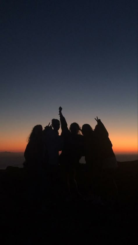 Sunset With Friends Aesthetic, Friends Sunset Aesthetic, Friendgroup Aesthetic Faceless, Friends Asthetics Photos, Friend Asthetic Picture, Friends Profile Pics, Affirmation For Friends, Words Of Affirmation For Friends, Vision Board Success