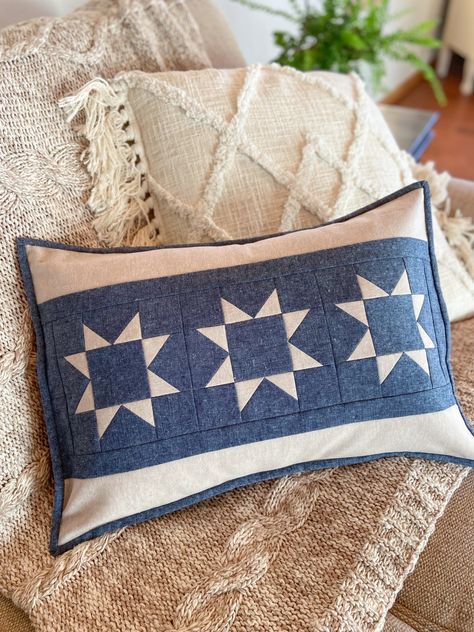 Free pattern: Simply Starry Pillow – Carried Away Quilting Stripes Quilt, Quilt Sewing Room, American Flag Quilt, Pillow Quilt, Diy Throw Pillows, Patriotic Pillow, Quilting Digest, Red Weave, Quilted Pillow Covers