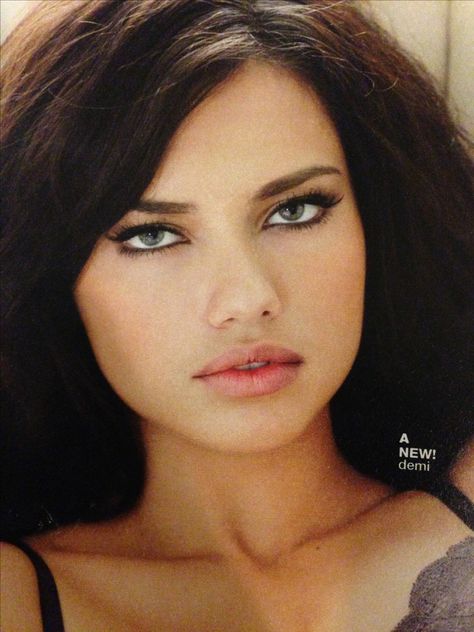 Victoria's Secret makeup. ♥ Perfect eyeliner. Adriana Lima Teenager, Adriana Lima Makeup, Adriana Lima Style, Adriana Lima Young, Perfect Eyeliner, Victoria Secret Makeup, Beauty Icons, Tan Skin, Adriana Lima