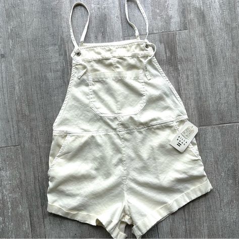 These Little Overalls Are Sooo Cute!!! Lovvve The Stripes!! Cute Front Bib Pocket Loose Rolled Hem Slash Front And Back Patch Pockets Self Tie Adjustable Front Straps Sooo Hot With Just A Bandeau Underneath Sold Out Style Price Is Firm ... Soo Many Bikinis And One Pieces! Lemme Know If You Need Help Starting A Bundle!! Make Sure To Check Out The Rest Of My Page And Don’t Be Afraid To Ask Me Any Questions! - Makita Billabong Overalls, White Overalls, College Fits, Fish Tanks, Rolled Hem, Back Patch, Dream Clothes, Be Afraid, Summer 2024