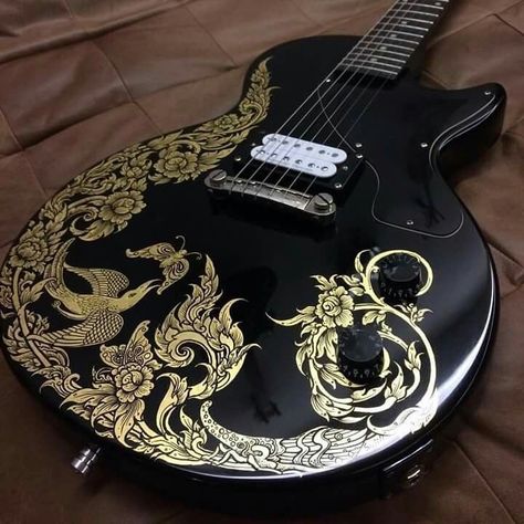 Guitar Deco, Black Les Paul, Guitar Artwork, Guitar Inlay, Electric Guitar Design, Guitar Photos, Guitar Obsession, Custom Electric Guitars, Guitar Painting