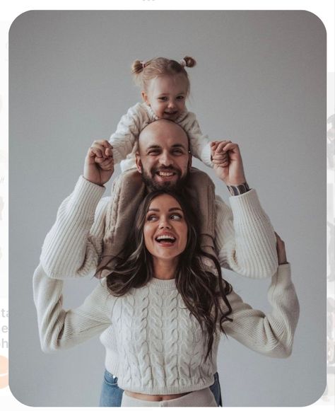 Family Photoshoot For Christmas, Self Shoot Studio Poses Family, Family Photo Shoot Poses Studio, Family Shoot Ideas Studio, Diy Family Photoshoot At Home, Easy Family Christmas Photos, Family Christmas Studio Pictures, Cute Family Photo Ideas, Christmas Photo Poses Family