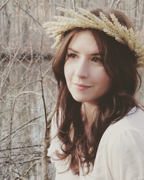 Wheat crown flower crown for the wedding? Faery Demeter type feel Chamomile Flower Crown, Wheat Flower Crown, Ren Fair Flower Crown, May Queen Crown Midsommar, Dried Floral Crown, Nature Crown, Wheat Flower, Solstice And Equinox, Corn Dolly