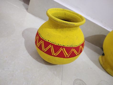 Matka painting Small Matka Painting Designs, Matka Decoration Pots, Kalash Painting Design, Matki Painting Ideas, Matka Design, Terracotta Pot Painting Ideas, Matka Decoration, Kalash Design, Matka Painting