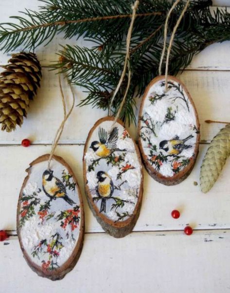 gorgeous wood slice Christmas ornaments with painted birds on trees are very wintry use stickers if you can't paint Birch Tree Decor, Wood Slice Decor, Rustic Christmas Ornaments, Tree Slice, Winter Birds, Rustic Ornaments, Wood Burning Crafts, Navidad Diy, Wood Slice Ornament