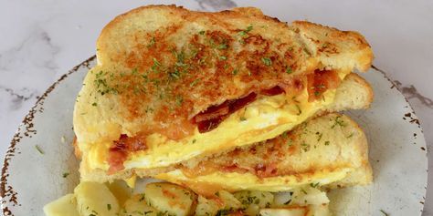 If you know how to make an omelet, you will be able to make this bacon, egg, and cheese breakfast sandwich. There's so little prep work required that breakfast will be done before you know it! Muffin Frittata, Bacon Egg And Cheese Sandwich, Egg Cheese Sandwich, Avocado Breakfast Sandwich, Cheese Sandwich Recipe, Bacon Egg Cheese, Egg And Cheese Sandwich, Classic Grilled Cheese, Cheese Sandwich Recipes