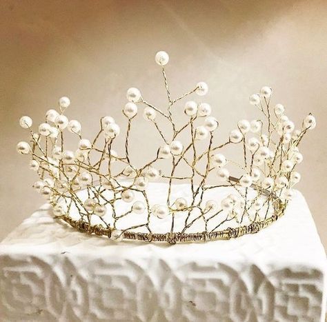 Mermaid Crowns, Diy Tiara, Pearl Princess, Wire Crown, Braided Crown Hairstyles, Crown Bride, Pearl Crown, Bride Crown, Crown Gold