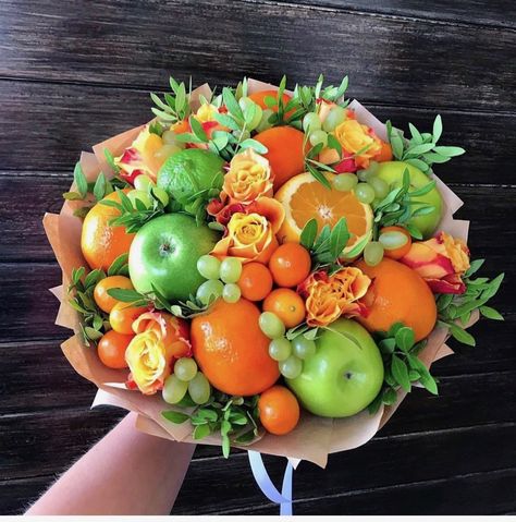 Fruit Bouquet Diy, Fruit Flower Basket, Fruit Bouquet Ideas, Vegetable Bouquet, Edible Fruit Arrangements, Fruit Hampers, Deco Fruit, Food Bouquet, Edible Bouquets