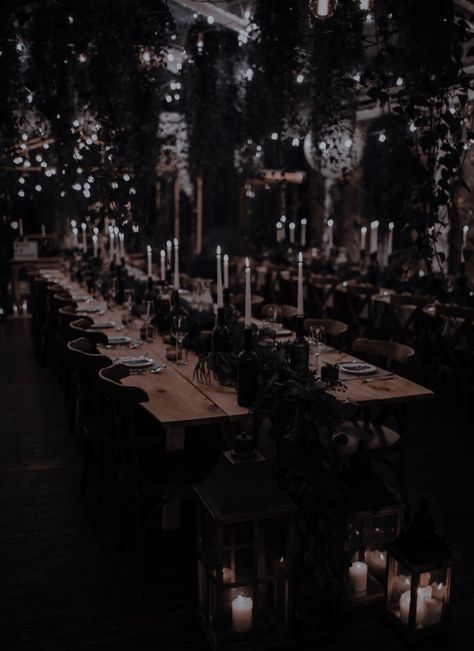 Mafia Wedding Decor, Haunted Forest Wedding, Classy Gothic Wedding, Mafia Wedding Theme, Mafia Themed Wedding, Wedding Dark Aesthetic, Mafia Wedding Aesthetic, Black Aesthetic Wedding, Black Quinceanera Theme