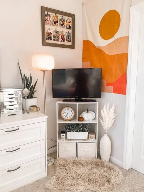 16 College Apartment Bedroom Ideas To Gain Some Major Inspiration College Apartment Bedroom Ideas, College Apartment Bedroom, College Bedroom Decor, Apartment Bedroom Ideas, College Dorm Room Inspiration, College Bedroom Apartment, Boho Dorm Room, Dorm Room Styles, College Bedroom