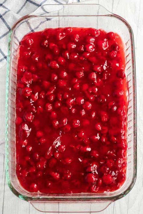 Pie Filling Desserts, Cherry Pineapple Dump Cake, Cherry Pie Filling Recipes, Lemon Icebox Cake, Cherry Dump Cake Recipe, Cherry Recipes Dessert, Easy Dump Cake Recipe, Strawberry Icebox Cake, Cherry Dump Cake