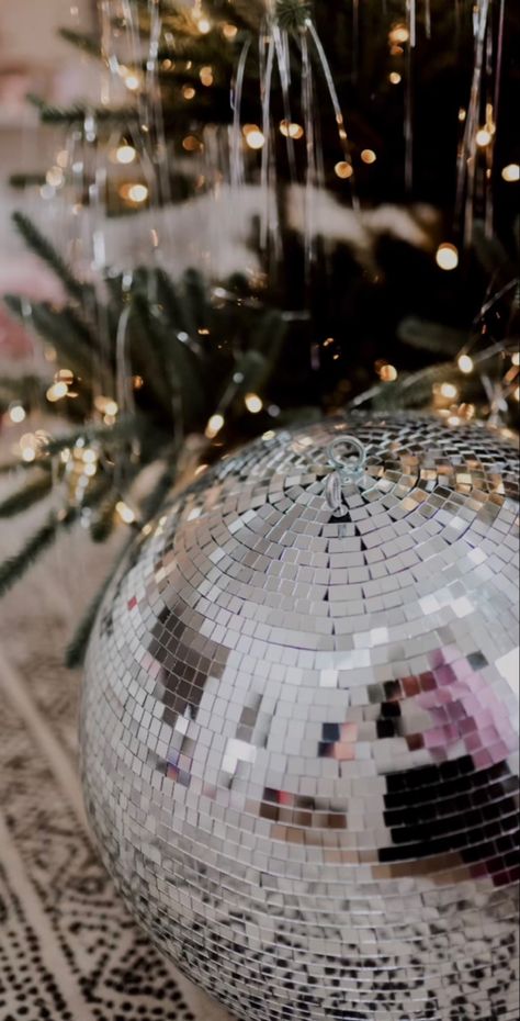 Nye Asethic Wallpaper, New Year’s Eve Aesthetic Wallpaper, Disco Ball Christmas Aesthetic, New Year S Eve Aesthetic, New Year’s Eve Lock Screen, New Year Phone Aesthetic, Disco Ball New Year Party, New Years Aesthetic 2024, Christmas Disco Ball Wallpaper