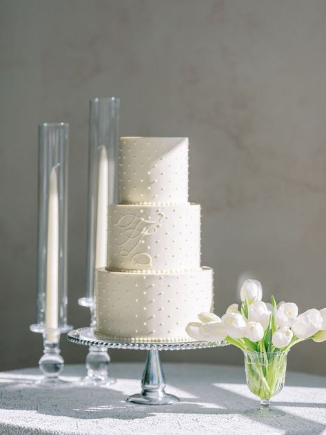 white wedding cake, white taper candles, white tulips in glass vase Tulip Wedding Cake, White Taper Candles, Taper Candles Wedding, Wedding Cake White, The Wedding Bliss, Tulip Cake, Candles White, Winter Wedding Photos, Tulip Wedding