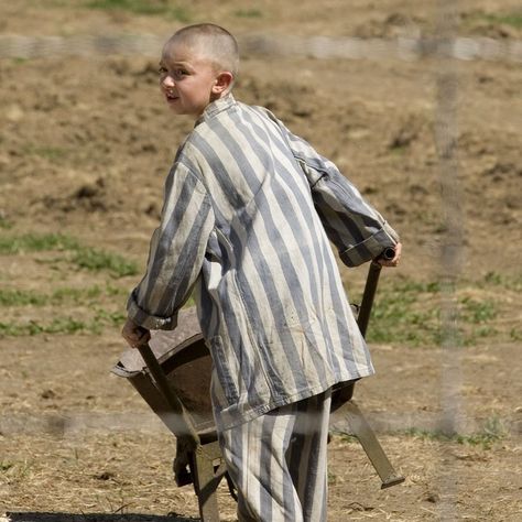 Boy In Striped Pyjamas, Boy In The Striped Pajamas, Pajamas Outfit, Perang Dunia Ii, Striped Pajamas, Pajama Outfit, Latest Movie, Striped Pyjamas, Body Drawing