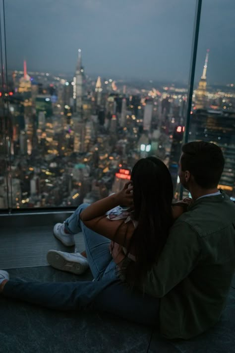 New York Couple Pictures, Nyc Edge, Couples In Nyc, The Edge Nyc, Gifts For Teenage Guys, Nyc Photo Ideas, New York Couple, Nyc Couple, Couples City