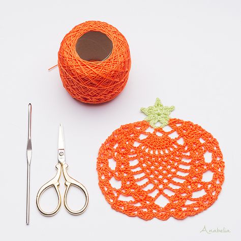 Halloween crochet pumpkin coasters free pattern, Anabelia Craft Design Halloween Crochet Projects, Halloween At Home, Crochet Thread Patterns, Crochet Fall Decor, Crochet Cowl Free Pattern, Crochet Holiday, Crochet Free Patterns, Crochet Placemat Patterns, Fillet Crochet Patterns