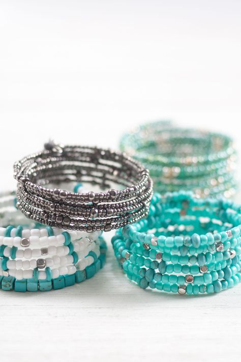 Wire Bead Bracelet Diy, Diy Bracelets Tutorials Easy, Elastic Bracelets Diy, Diy Beaded Bracelets Tutorial, How To Make Beaded Bracelets, Jewelers Making, Wire Beaded Bracelets, Diy Bracelets To Sell, Memory Wire Bracelets Diy