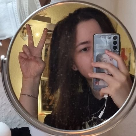 Samsung S22 Aesthetic, Samsung Aesthetic, Samsung Gadgets, Samsung Galaxy Phones, Wallpaper Doodle, Iphone Camera, Mirror Pic, Small Mirrors, Brown Aesthetic