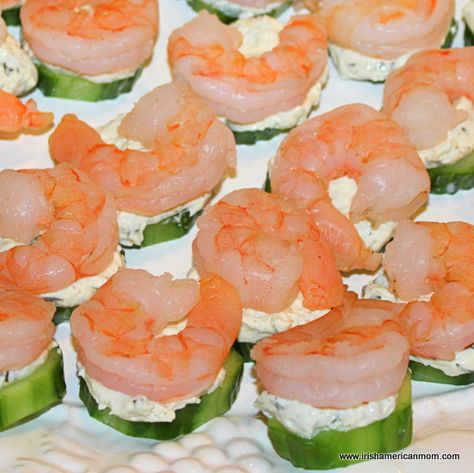 Shrimp, cream cheese and cucumber appetizers Shrimp And Cucumber, 70s Food, Cucumber Appetizers, Low Fat Snacks, Easy Starters, Cucumber Bites, Shrimp Appetizers, Appetizers For A Crowd, Party Starters