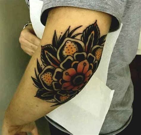 elbow tattoos for women - Ecosia - Images Flower Elbow Tattoo, Traditional Tattoo Elbow, Above Elbow Tattoo, Cool Little Tattoos, Unique Tattoos Black Women, Tattoos Black Women, Traditional Tattoo Flowers, Elbow Tattoo, Back Shoulder Tattoos