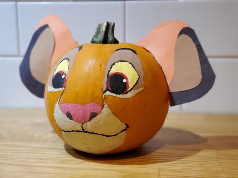 Simba the lion painted on a pumpking. No curving. Paint ideas for kids. #lionking Simba Pumpkin Painting, Toothless Pumpkin Painting, Lion Pumpkin Painting, Disney No Carve Pumpkin Ideas, Lion King Pumpkin Painting, Lion Pumpkin Decorating, Painted Pumpkin Characters, Daniel Tiger Pumpkin, Painted Pumpkins Disney