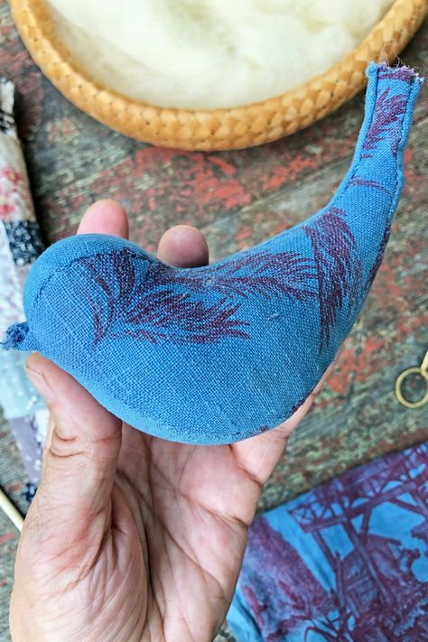 stuffing : 7 tips and tricks – ann wood handmade Bird Template, Ann Wood, Crafts Sewing Patterns, Animal Sewing Patterns, Fabric Markers, Fabric Birds, Button Crafts, Ornament Crafts, Soft Sculpture