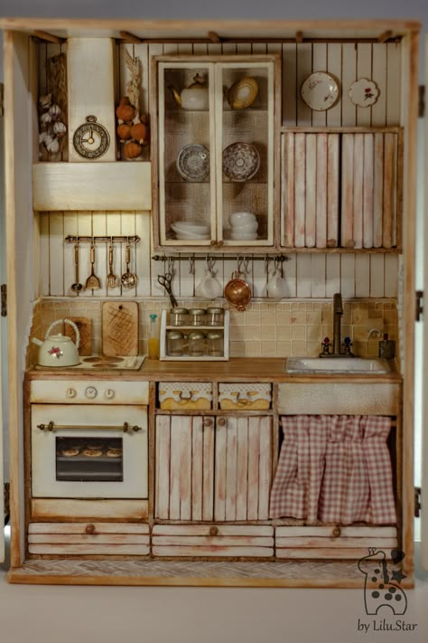 How To Make Dollhouse, Aesthetic Dollhouse Interior, Vintage Dollhouse Aesthetic, Cottagecore Dollhouse, Dollhouse Aesthetic, Dollhouse Cottage, Victorian Dollhouse Miniatures, Dollhouse Diorama, Room Box Miniatures