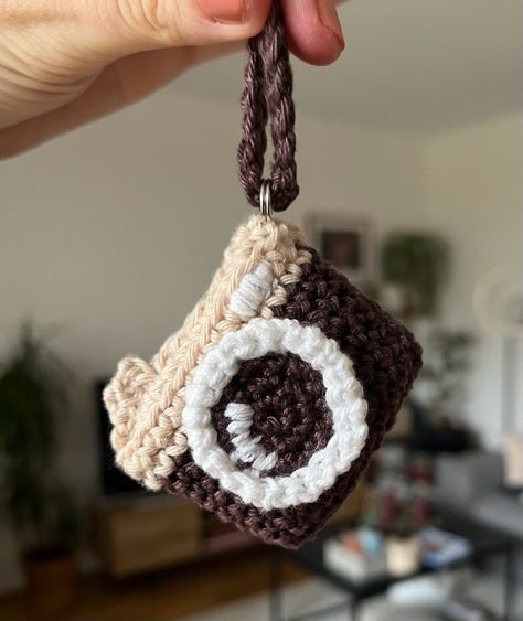 Crochet Camera Pattern Free, Crochet Keychain For Teacher, Crochet Airtag Keychain, Camera Crochet Keychain, Perfect Granny Square, Crochet Challenge, Crochet Music, Invisible Join, Crafts Bookmarks