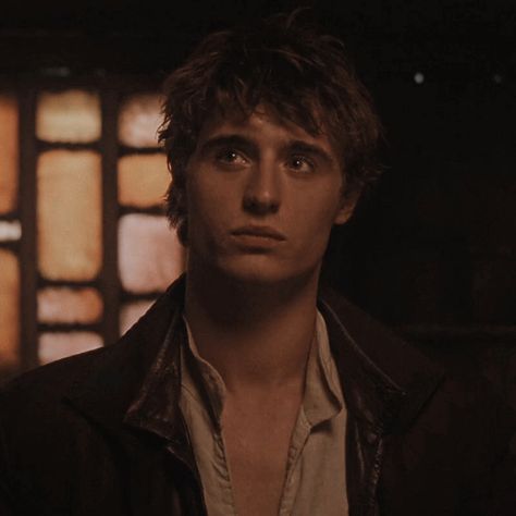 Medieval Men Face Claim, Shiloh Fernandez Red Riding Hood, Hood Down Reference, Robin Hood Fanart Human, Antonin Dolohov Fan Cast, Max Irons Red Riding Hood, Max Irons Aesthetic, Medieval Male Face Claim Gif, Red Haired Boy Aesthetic