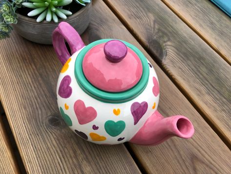 Painted Teapot Ideas, Teapot Painting Ideas, Tea Pot Painting, Heart Teapot, Hand Painted Kitchen, Pink Teapot, Purple Cups, Teapot Ceramic, Tea Strainers