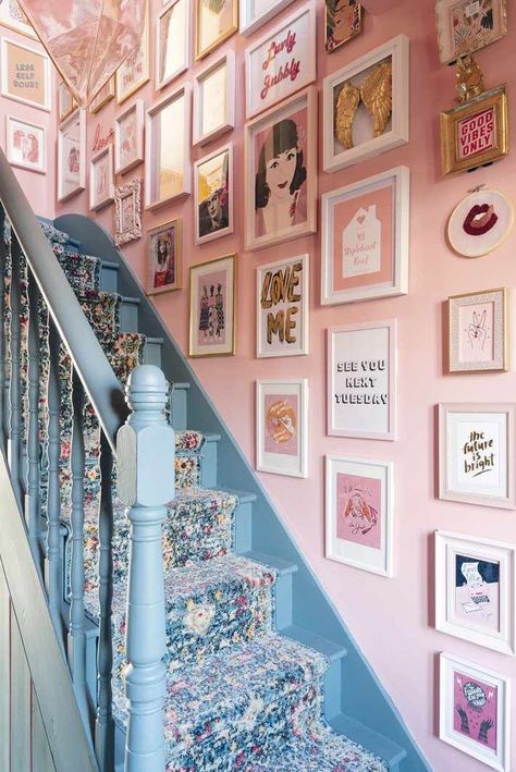 Pink Airbnb, Pink Cottages, Apartments Ideas, Decoration Hall, Landing Ideas, Staircase Landing, Appartment Decor, 1920s House, Cozy Spaces