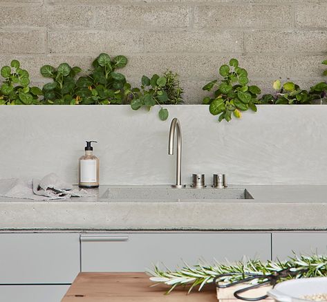 Built into the design of the concrete backsplash is space for a row of plants. Hotel Facilities, Deck Outdoor, Brick Columns, Cosy Interior, Wood Island, Wooden Dining Set, Est Living, Wooden Armchair, Concrete Bricks