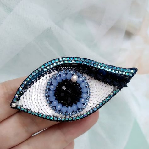 Eye Embroidery, Eye Brooch, Evil Eye Art, Bridal Jewelery, Diy Bead Embroidery, Denim Jewelry, Beaded Jewelry Designs, Felt Brooch, Crystal Headband